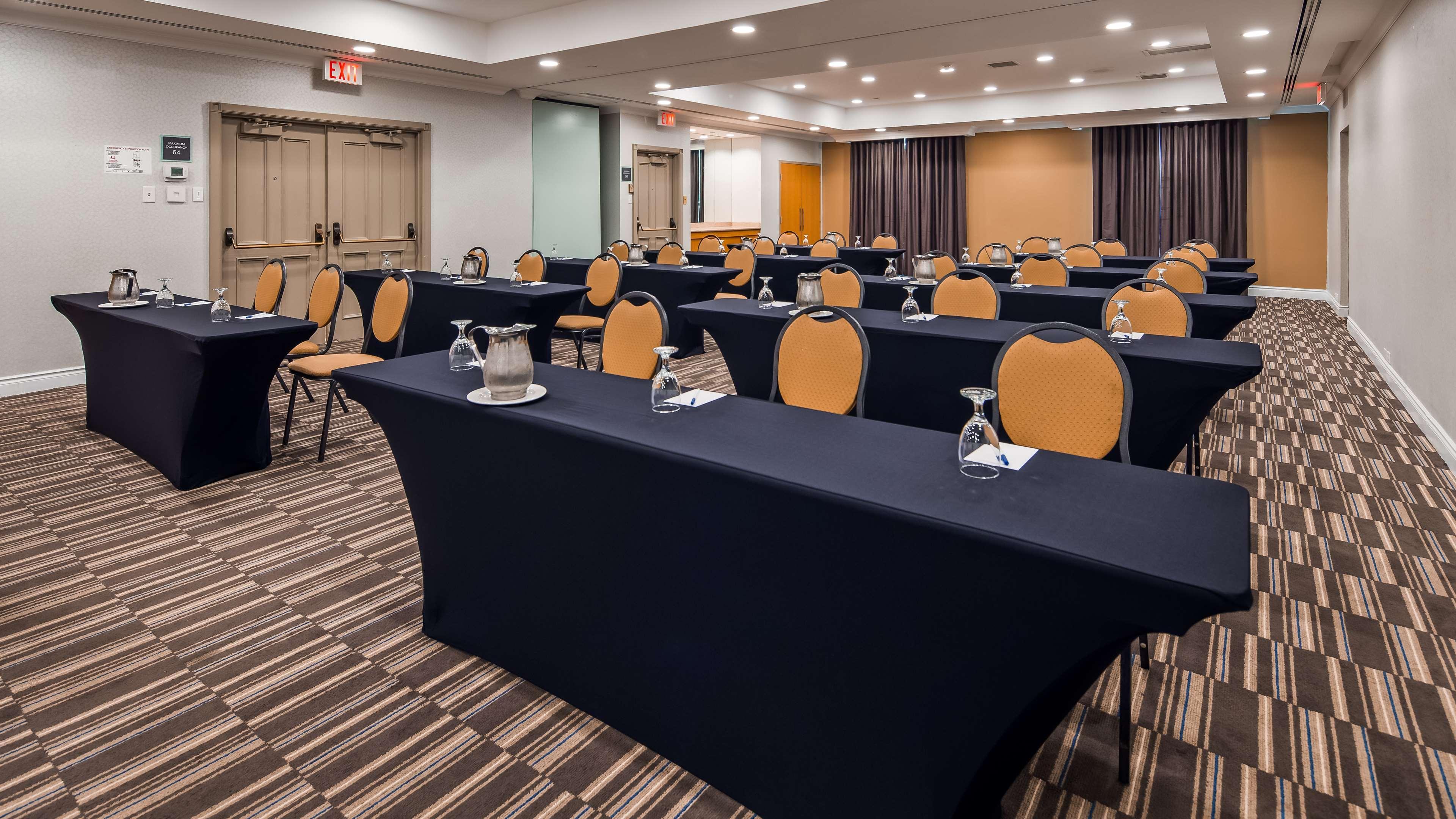 Best Western Premier Toronto Airport Carlingview Hotel Екстер'єр фото