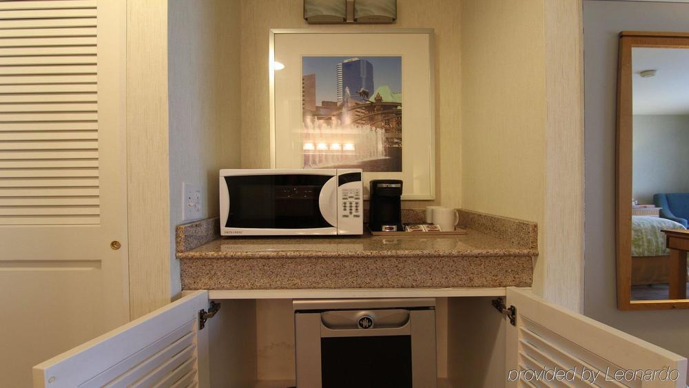 Best Western Premier Toronto Airport Carlingview Hotel Екстер'єр фото