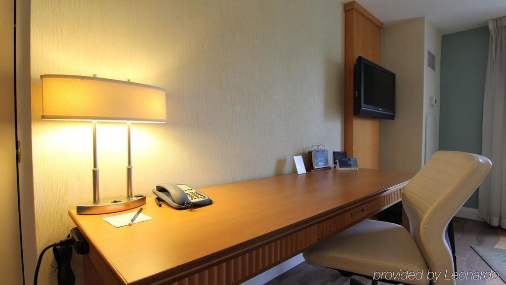 Best Western Premier Toronto Airport Carlingview Hotel Екстер'єр фото