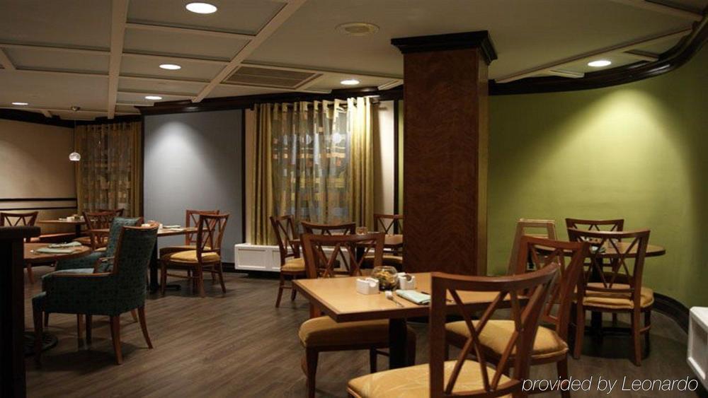 Best Western Premier Toronto Airport Carlingview Hotel Ресторан фото
