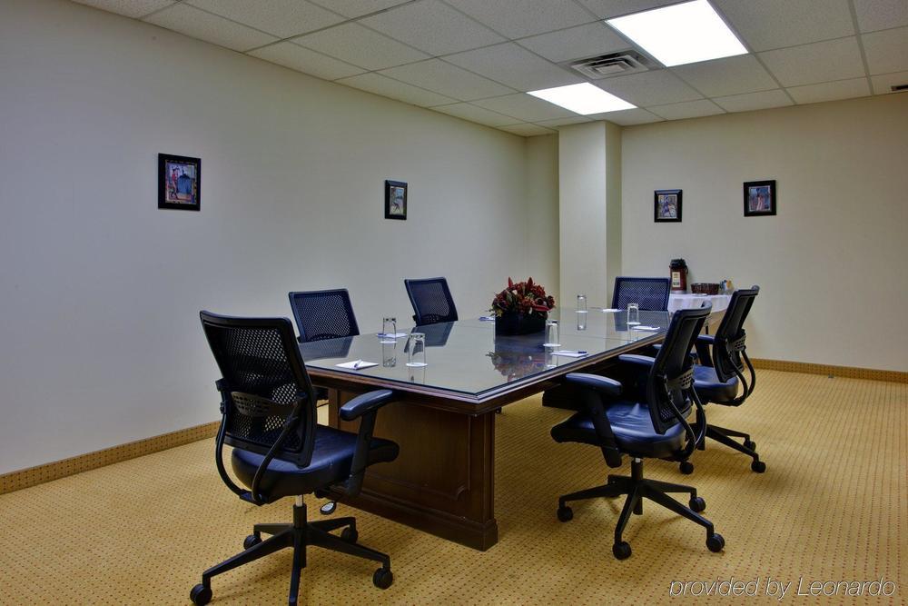 Best Western Premier Toronto Airport Carlingview Hotel Зручності фото